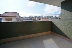 幅広のインナーバルコニーは洗濯物を守りやすく、眩しすぎる日差しも和らげます。