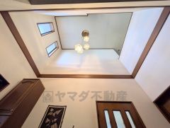 玄関上部が吹き抜けになっており、風通しの良い設計になっております。1階と2階が繋がっているため視覚的な大空間を得られます＾＾