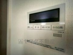 給湯器リモコンはキッチン横からボタンひとつで操作が楽々。通話ボタン付きでお子様とも会話ができて安心です。