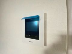 防犯性、セキュリティ対策に安心できるテレビモニター付きインターフォンです。セールスマン対策にもなり安心できます。
