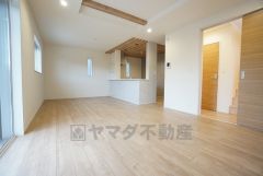 対面キッチンからリビングが見渡せる18.5帖のLDK＾＾電気を付けなくても自然光で明るさを確保できます＾＾