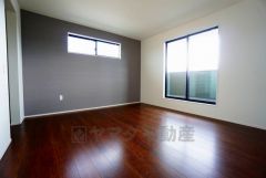 2面採光を確保した明るい室内は、風通しも良く、大変居心地の良い空間となっております。爽やかな風を感じて起きる朝は、快適生活の始まりに。