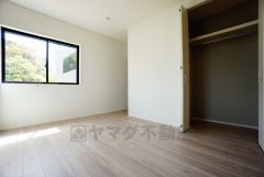 同仕様写真。全居室にはたっぷり収納できるクローゼットを設置しています。窓には断熱性・保温性にすぐれ、省エネ効果のあるペアガラスを採用。冬には結露を防止します。