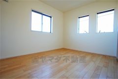 同仕様写真。2面採光を確保した明るい室内は、風通しも良く、大変居心地の良い空間となっております。爽やかな風を感じて起きる朝は、快適生活の始まりに。