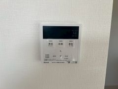 キッチン横からお湯張り、追い炊き、足し湯がボタン一つで楽々操作できる給湯機リモコンです＾＾忙しい夕飯の準備の時間帯に重宝しますね。