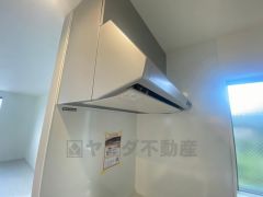 調理により発生する油煙や臭いを吸い込み、屋外へ排気してくれます。