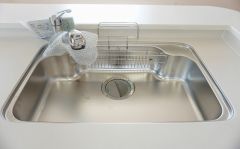同仕様写真。広々とした凸型シンクに洗剤ポケットを標準装備。大きなお鍋など洗いやすいです。洗剤や石鹸、スポンジもすっきりできる収納付き。
