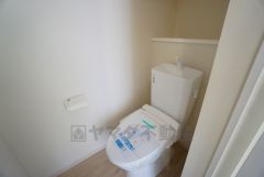 温水洗浄機付トイレです。節水機能もあるので、安心して使えますね。もちろん、1階2階の2ヶ所にトイレがあるので、忙しい朝にもゆとりができますね。