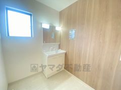 三面鏡つき洗面台。収納も一体型になっているので、ドライヤーやヘアアイロンの置き場に困りませんね。