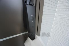 かざすだけで開閉できる、タッチキー採用の玄関。お買い物帰りで、両手がふさがってきても簡単に中に入れます＾＾