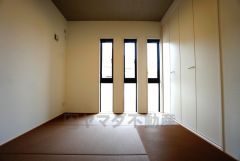 同仕様写真。リビングからの続き間として和室をご用意しました。普段はリビングとつなげて開放的なスペースとして。来客時には客間としてお使いいただけます。