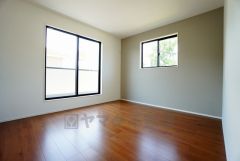 同仕様写真。2面採光を確保した明るい室内は、風通しも良く、大変居心地の良い空間となっております。爽やかな風を感じて起きる朝は、快適生活の始まりに。