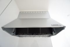 調理により発生する油煙や臭いを吸い込み、屋外へ排気してくれます。