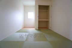 リビングからの続き間として和室をご用意しました。普段はリビングとつなげて開放的なスペースとして。来客時には客間としてお使いいただけます。