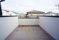 お天気の良い日はお洗濯物がよく乾きそうな日当たり良好のバルコニー