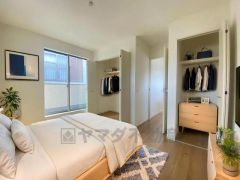 家具・インテリアはイメージCG画像です。主寝室としても利用できる約8帖の洋室は南西側にバルコニーがあり、日当たり良好です。温かい光の差し込むゆとりのある居室をぜひ現地にてご確認くださいませ。