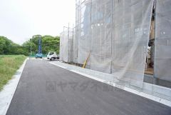 前面道路は居住者のみの通行で交通量が少なく小さなお子様がいるご家庭も安心です＾＾ 大型車両の交通も無く静かで快適な生活を送れます＾＾