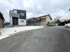 前面道路は4.7ｍ。 前面道路は車通りも少なく、安全性も確保。 騒音や振動が少ないので静かで快適な生活を送れます。
