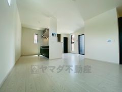 夏は強い日差しをカット、冬は暖かな遮熱高断熱型Low-Eガラスを採用。夏の強い日差しを約60%カットし、冷房効果を高めます。紫外線もカットするため紫外線による日焼けも抑制。