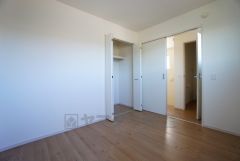 木目調のシンプルデザインで落ち着きと安らぎの空間に仕上げています。各部屋に収納が完備されているので、お荷物が多くなっても安心の設計です。