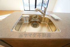 広々とした凸型シンクに洗剤ポケットを標準装備。大きなお鍋など洗いやすいです。洗剤や石鹸、スポンジもすっきりできる収納付き。