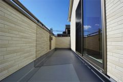 同仕様写真。陽当たりの良いバルコニーです。お洗濯やお布団干しはもちろん、日光浴スペースにも。足元は防水工事施工済です。