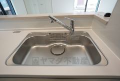 広々とした凸型シンクに洗剤ポケットを標準装備。大きなお鍋など洗いやすいです。洗剤や石鹸、スポンジもすっきりできる収納付き。