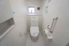 同仕様写真。1階2階の2ヶ所にトイレがありますので、忙しい朝にも家族に気を使わず、ゆとりが生まれますね＾＾ 小窓付きで換気する時に便利です＾＾