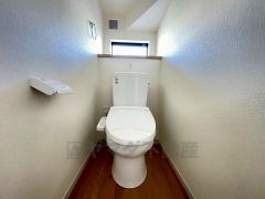 温水洗浄機付トイレです。節水機能もあるので、安心して使えますね。もちろん、1階2階の2ヶ所にトイレがあるので、忙しい朝にもゆとりができますね。