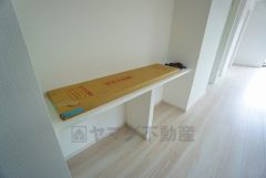 対面キッチン横にあるスタディーコーナー。キッチンからお子様のお勉強にも目が届きます。 勉強やその他の作業もはかどりそうですね。