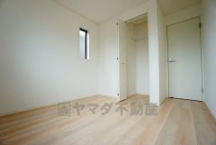 同仕様写真。木目調のシンプルデザインで落ち着きと安らぎの空間に仕上げています。各部屋に収納が完備されているので、お荷物が多くなっても安心の設計です。