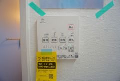 雨の日の洗濯も安心できる浴室暖房乾燥機付き浴室。リモコンで操作もボタン1つで簡単。 浴室暖房乾燥機には、暖房、乾燥、涼風、換気の4つの機能が付いています。タイマー付きです。