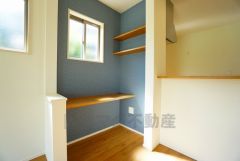 リビングに設置されたスタディーカウンターは、お子様の勉強スペースに便利です。