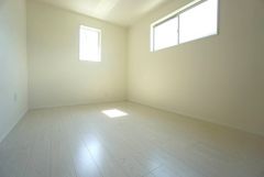 2面採光を確保した明るい室内は、風通しも良く、大変居心地の良い空間となっております。