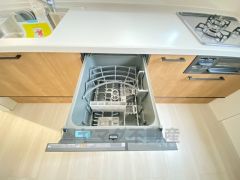 家事の時間が短縮できる食器洗浄乾燥機付。後片付けもラクラクです。