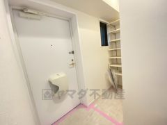 たっぷり収納できるシューズボックスです。家族全員の靴がきれいに整頓できます。棚の上にお花や写真を飾っても良いですね。