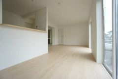 大きな掃き出し窓のあるリビングは、陽光あふれる明るい空間です。ゆったりと寛げる憩いの場となりそうです。