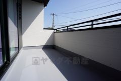 南西側に面したバルコニーは日当たり良好です。お洗濯物も気持ちよく干せそうです。