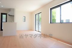 同仕様写真。大きな窓のあるリビングは、陽光あふれる明るい空間です。居心地良く、ご家族皆がゆったり寛げる憩いの空間となりそうです。