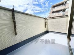 お洗濯物を干すスペースとしても十分な広さがあります。  お天気の良い日はお洗濯物がよく乾きそうな日当たり良好のバルコニー