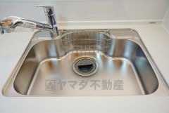 同仕様写真。広々とした凸型シンクに洗剤ポケットを標準装備。大きなお鍋など洗いやすいです。洗剤や石鹸、スポンジもすっきりできる収納付き。