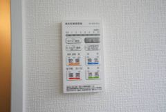 雨の日の洗濯も安心できる浴室暖房乾燥機付き浴室。リモコンで操作もボタン1つで簡単。 浴室暖房乾燥機には、暖房、乾燥、涼風、換気の4つの機能が付いています。タイマー付きです。