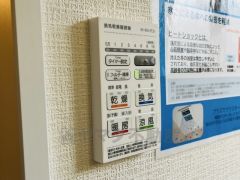 浴室暖房乾燥機付き。天候に左右されず、いつでも好きなときに洗濯物を干せるので、仕事や家事で忙しい方に重宝します。