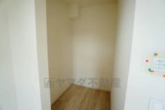 収納力豊富なウォークインクローゼット付き。洋服や小物などを1箇所にまとめて美しい収納を実現します。