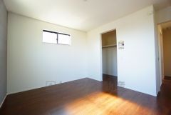 住む人のこだわりを活かす洋室＾＾日当たりがよく、寝室としての利用もおすすめ。広めのクローゼットもあり荷物もすっきり片付けれ、ゆとりのある暮らしが出来ます＾＾