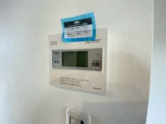 キッチン横に給湯器リモコンを設置していますので、忙しい時間帯でもスイッチ一つでお風呂の用意ができますよ＾＾