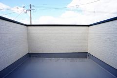 同仕様写真。陽当たりの良いバルコニーです。お洗濯やお布団干しはもちろん、日光浴スペースにも。足元は防水工事施工済です。