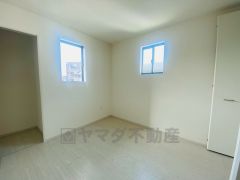 住む人のこだわりを活かす洋室＾＾日当たりがよく、寝室としての利用もおすすめ。広めのクローゼットもあり荷物もすっきり片付けれ、ゆとりのある暮らしが出来ます＾＾