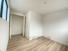 住む人のこだわりを活かす洋室＾＾日当たりがよく、寝室としての利用もおすすめ。広めのクローゼットもあり荷物もすっきり片付けれ、ゆとりのある暮らしが出来ます＾＾