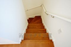 同仕様写真。階段は段数を通常より1段多く段差を低く設定し、足元灯も完備。より安全な階段を追求しました。